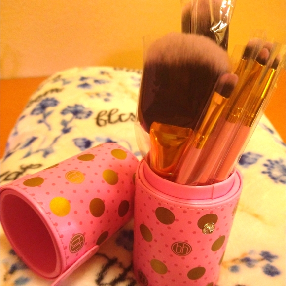 BH cosmetics makeup brush set with polka dot carrying case - Picture 2 of 2